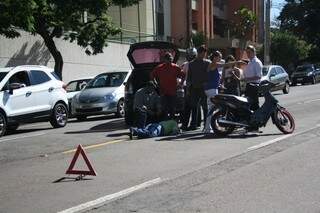 Motocilista se choca com ve&iacute;culo e conta com ajuda de moradores de bairro nobre