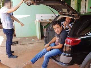 Presos em Coxim descendo de viatura da Polícia Civil (Foto: PC de Souza)