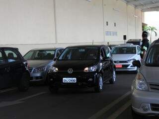 Estabelecimento contratou controlador de tráfego para organizar estacionamento. (Foto: Marina Pacheco)