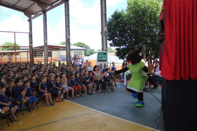 Escola arrecada 500 litros de &oacute;leo em campanha sobre riscos de contamina&ccedil;&atilde;o