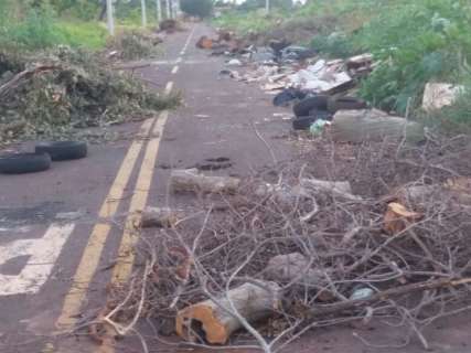 'Isso é falta de respeito', diz morador sobre rua tomada por lixo no Tijuca 2