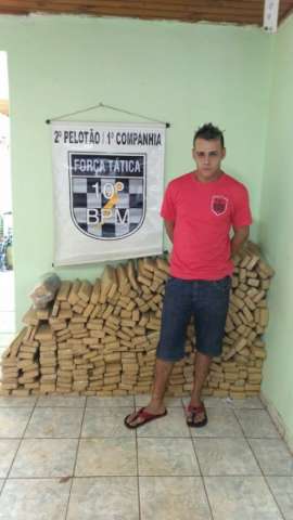 Jovem guardava mais de 300 kg de maconha em casa para quitar d&iacute;vida