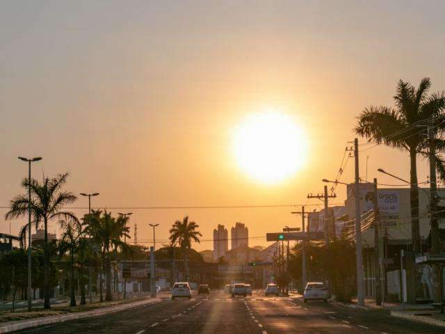 Term&ocirc;metros marcam 39&ordm;C e chove no primeiro dia da primavera em MS