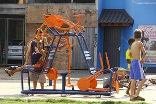 Crianças procuram outros espaços no bairro para brincar. (Foto: Marcos Ermínio)