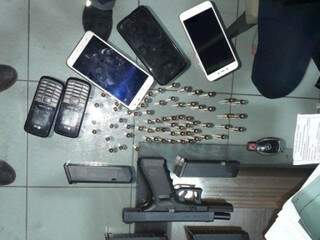 Celulares e munição apreendidas na casa do suspeito em Pedro Juan. (Foto: Porã News) 