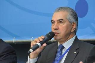 Governador Reinaldo Azambuja durante Fórum Brasil Central em Bonito (Foto: Alcides Neto) 