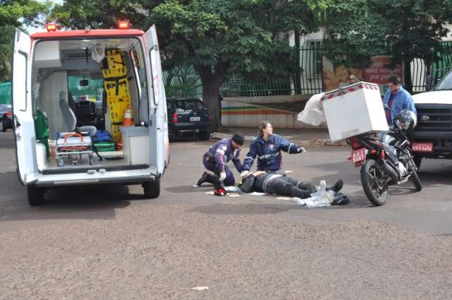 Motoentregador fica ferido ap&oacute;s frear para n&atilde;o bater em camionete
