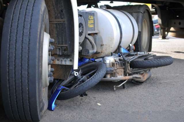 Distra&iacute;do, motociclista colide e para embaixo de carreta na Ernesto Geisel