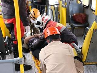 Bombeiros atendem uma das passageiras que sofreu ferimentos (Foto: Henrique Kawaminami)