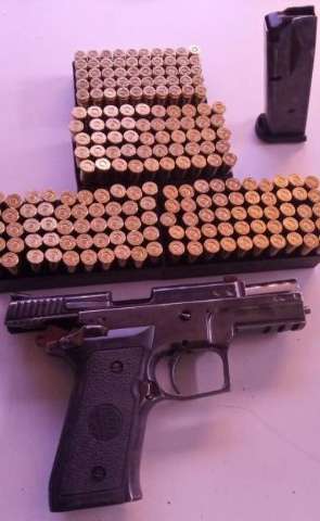 Dupla &eacute; presa com 372 quilos de maconha, pistola e 200 muni&ccedil;&otilde;es na MS-386