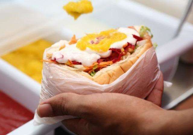 Lanchonete famosa volta com tudo após reforma com x-salada a R$ 7,99