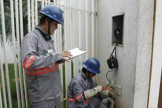 Técnicos procuram por alterações nos medidores de energia elétrica (Foto: Marcos Ermínio)