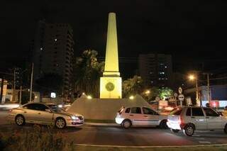 Obelisco fica amarelo para alertar aos motoristas para prevenção de acidentes (Foto: Denilson Secreta)