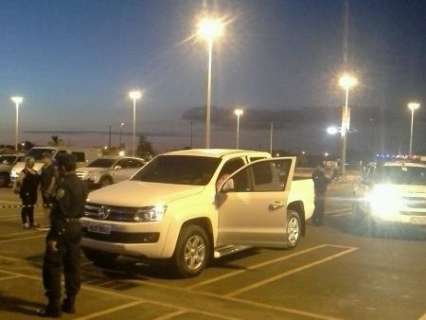 Bandidos executam brasileiro a tiros em estacionamento de shopping