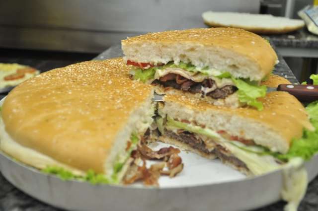 Lanches e pizza t&ecirc;m tamanho gigante na avenida Julio de Castilhos