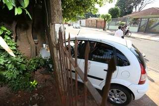 Carro &quot;entrou&quot; no quintal de residência após perder controle (Foto: Marcelo Victor)