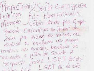 Ataques homof&oacute;bicos em cartas e cartazes intrigam moradores