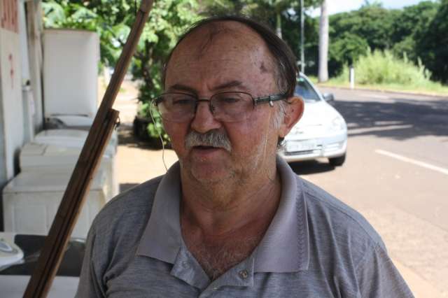Moradores colocam placa para "comemorar" 2 anos de cratera em c&oacute;rrego
