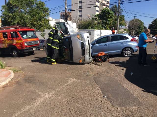 Carro tomba ap&oacute;s colis&atilde;o e idosa fica ferida no Jardim dos Estados