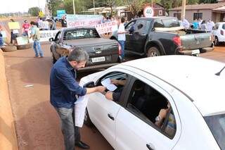 Grevistas da UFGD bloqueiam rodovia para entregar panfletos sobre movimento nacional (Foto: Eliel Oliveira)