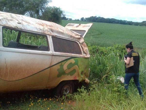 Um morre e cinco ficam feridos ap&oacute;s Kombi capotar em estrada vicinal