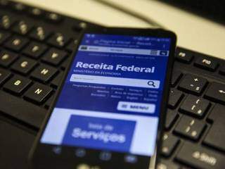 Celular mostrando página da Receita Federal na internet (Foto:Marcello Casal / JrAgência Brasil)