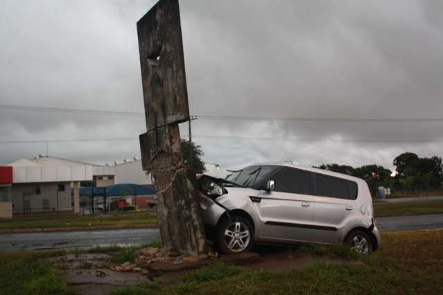 Motorista atinge bloco de concreto e 4 ficam feridos na Gury Marques