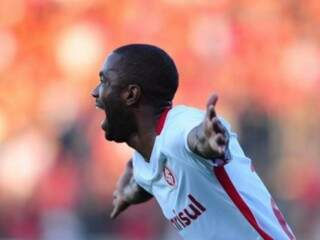 Internacional vence em Pelotas, afasta má fase e retorna ao G-4 Internacional vence em Pelotas, afasta má fase e retorna ao G-4