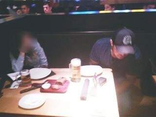 Cristhiano Luna foi flagrado por amigos da vítima enquanto supostamente bebia em restaurante (Foto: Direto das Ruas)