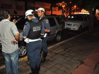 Policiais conversam com dono de carro incendiado na Pedro Celestino (Foto: João Garrigó)