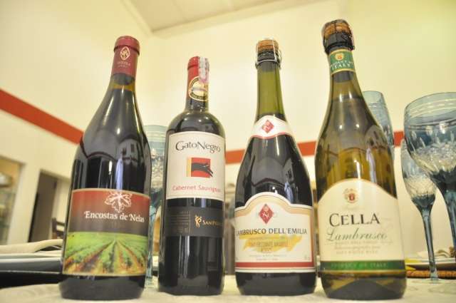 Loja aproveita o frio, faz sald&atilde;o de vinhos e oferece &quot;bebida boa&quot; por R$ 14,90