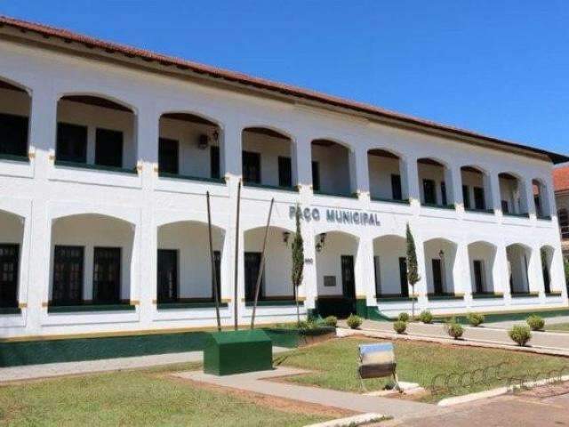 Com fixo cortado h&aacute; meses, prefeitura funciona apenas com celular