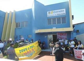 Professores protestaram em frente a Secretaria de Educação. (Foto: 94 FM)