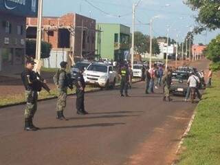 Policiais paraguaios na Linha Internacional, que separa Capitán Bado de Coronel Sapucaia (Foto: Porã News)