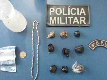 Jovem &eacute; preso por comercializar drogas ap&oacute;s den&uacute;ncia feita pelo pai