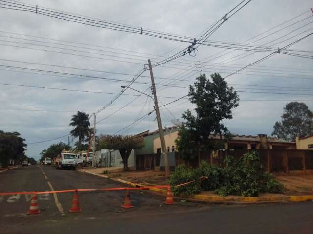Empresa refor&ccedil;a equipe para restabelecer energia em cidade atingida por temporal