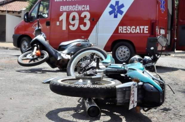 Pilotando moto, adolescente de 14 anos perde controle e causa acidente