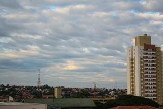 Em Campo Grande, domingo amanheceu &#039;friozinho&#039; e com muitas nuvens no céu. (Foto: Marcos Ermínio)