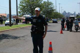 Policial de trânsito durante operação. (Foto: Divulgação)