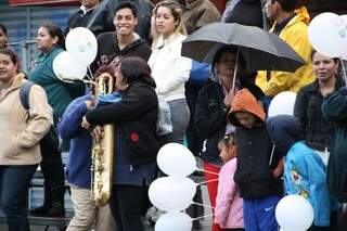 Público está colorido com balões brancos e bandeiras de Campo Grande (Foto: Marcos Ermínio)