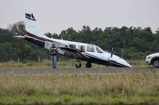 Avião pousou de bico no Aeroporto Santa Maria (Foto: Cleber Gellio)