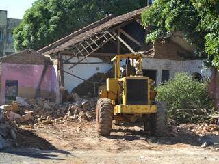 Máquina trabalha na demolição da &quot;casa rosa&quot; nesta manhã. (Foto: Pedro Peralta) 