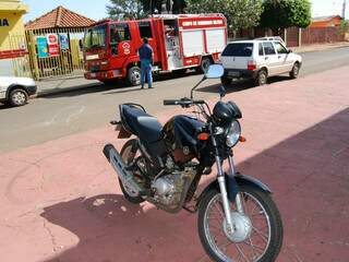 Moto ficou no local do acidente, ocorrido esta manhã. (Foto: Pedro Peralta)