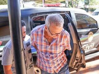 O médico cassado Alberto Jorge Rondon (óculos) é levado ao Centro de Triagem da Capital (Foto/Arquivo: Paulo Francis)