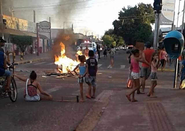 Vizinhos de mulher morta pelo ex-marido fazem protesto no Aero Rancho