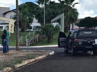 Viatura da Polícia Civil durante operação na manhã de ontem perto da Orla (Foto: Divulgação/ Polícia Civil)