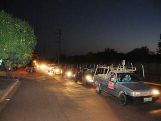 Fila de veículos que aguardam na avenida Tamandaré para cruzar a Euler de Azevedo. (Foto: Rodrigo Pazinato)