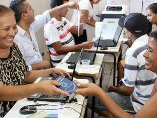 Entre os serviços oferecidos pelo programa está a confecção de carteiras de trabalho. (Foto: Divulgação/PMCG) 