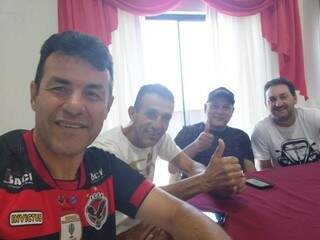 Iliê Vidal acompanhado de dirigentes do clube e, à direita, o treinador Rodrigo Casca (Foto: Reprodução/Facebook)