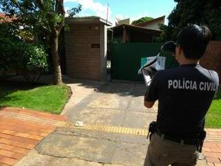 Crime ocorreu hoje em uma casa na Rua Antônio Spoladore, no Parque Alvorada (Foto: Adilson Domingos)